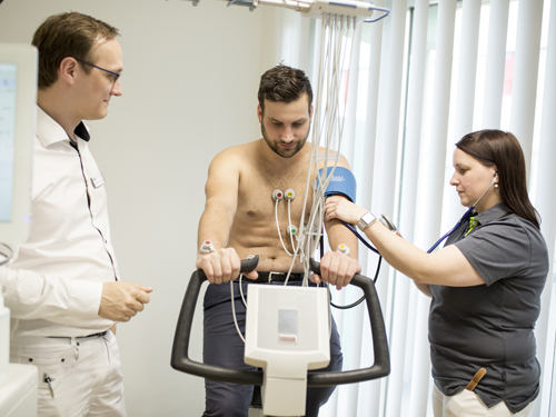 Dr. Samusch mit medizinischer Fachangestellten bei der Vorsorgeuntersuchung